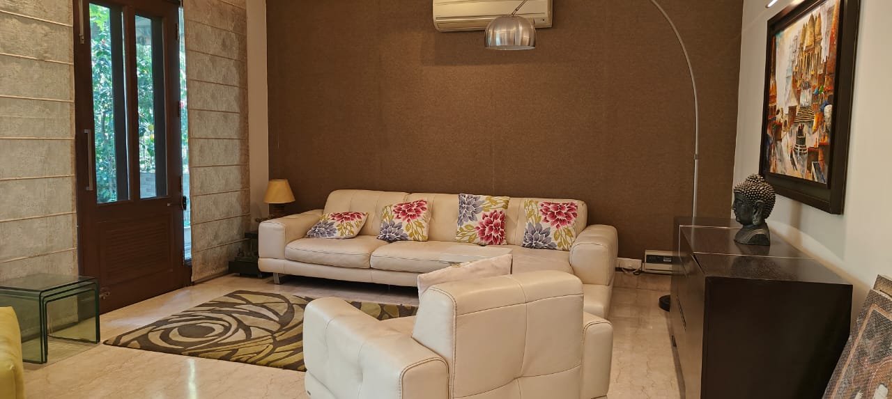 5BHK Kothi DLF Phase 1 , SemiFurnished is available for rent